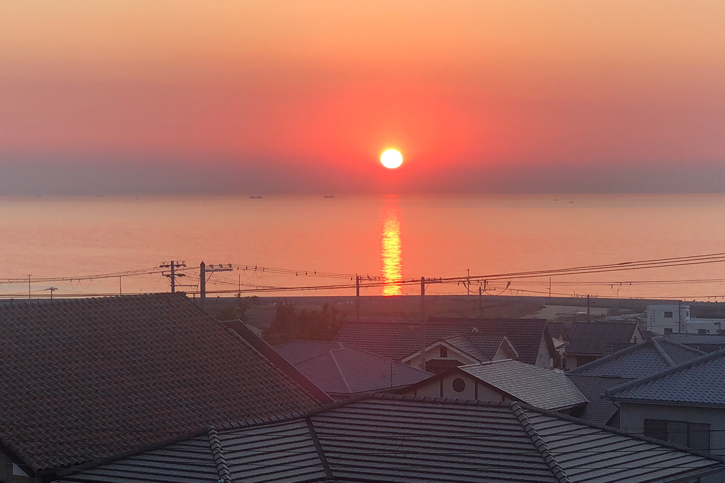 北淡ウイズタウンの家々と夕日